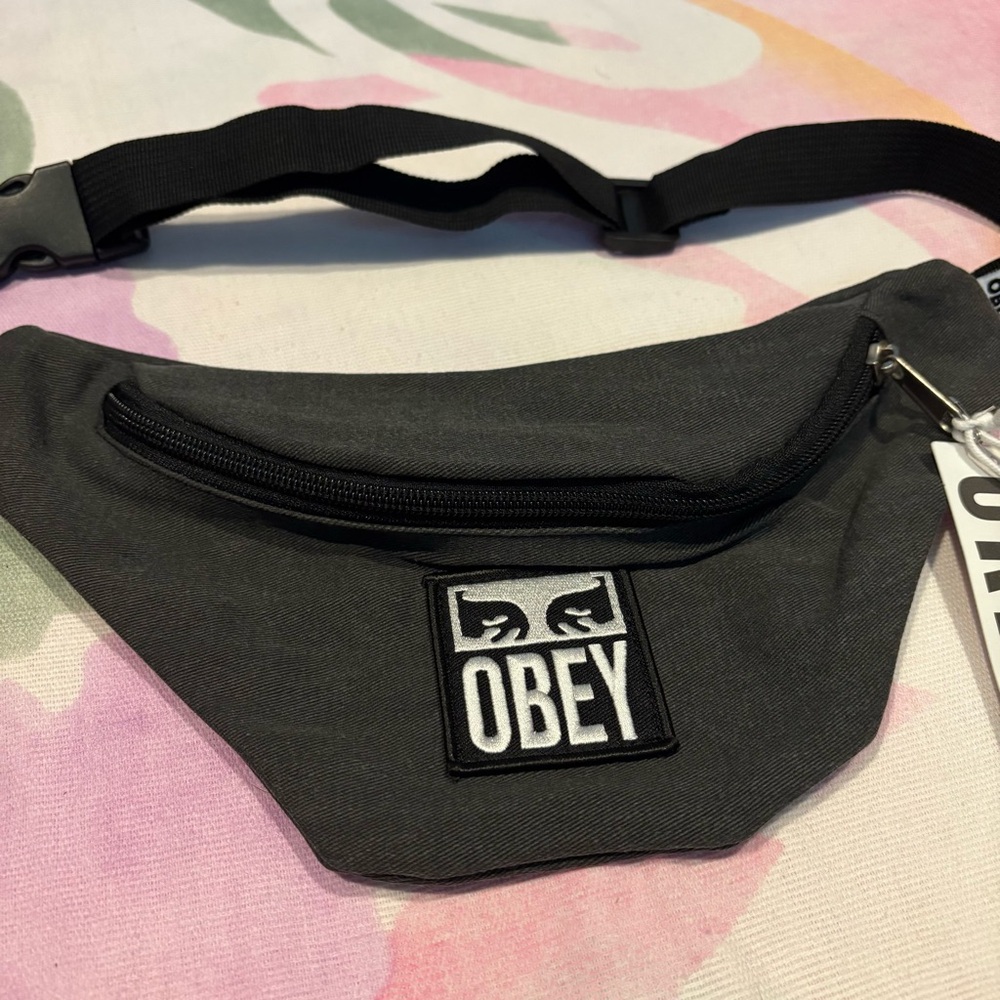 NEW * Obey Black & Gray Fanny Pack Belt Waist Bag NWT Shepard Fairey Andre Giant - Picture 2 of 8